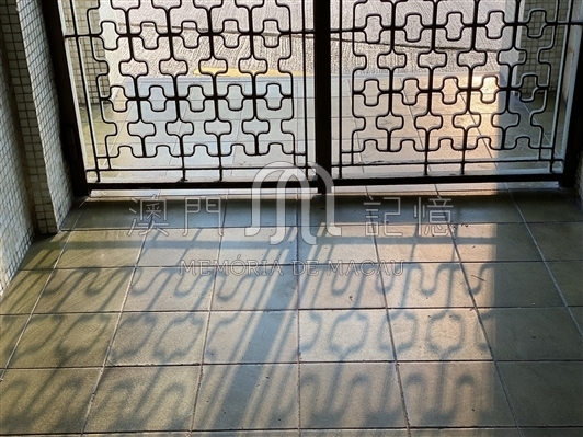 望德堂區大廈鐵門